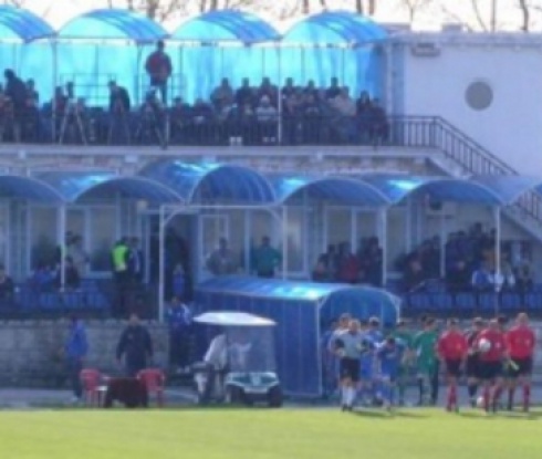 Ремонтираха електрическите стълбове на помощното игрище на стадион "Калиакра"