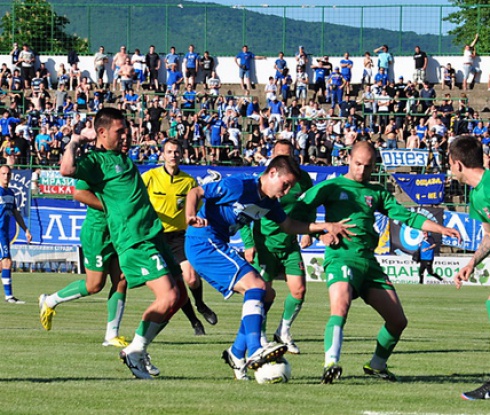 Левски не допусна провал във Враца, сините отново са първи (снимки и видео)