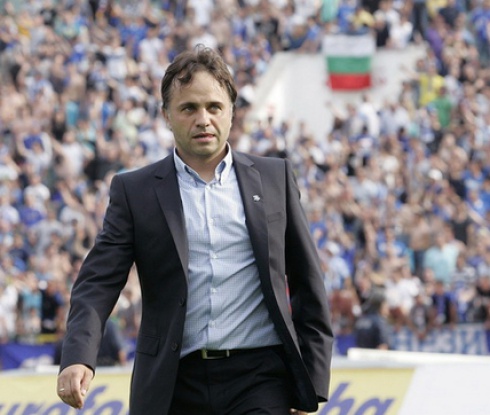 Митов остава начело на Левски и през следващия сезон