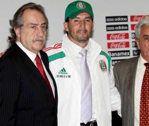Хосе Мануел де ла Торе остава селекционер на Мексико