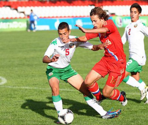 България (U16) започна със загуба в Москва