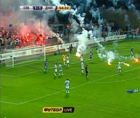 Фенове на Севастопол спасиха отбора си от загуба (видео)