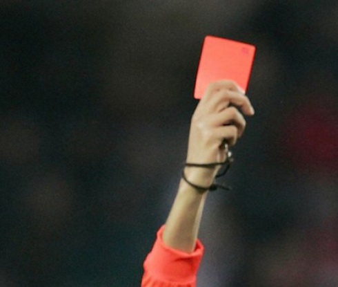 Наказаха футболист за една година за удар с юмрук в лицето на съдия 