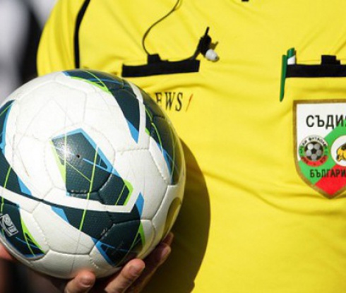 Рефер осъди двама играчи