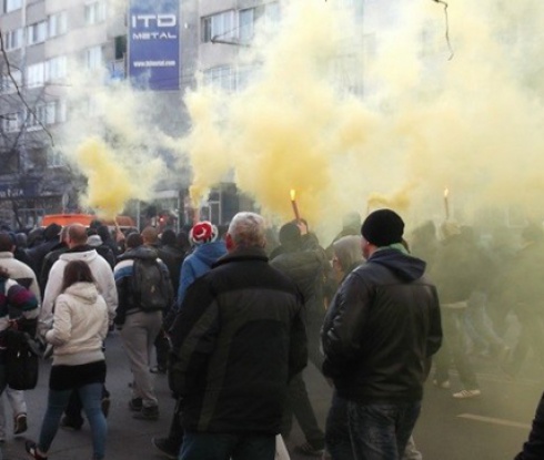 500 футболни фенове обсадиха Съдебната палата в Пловдив