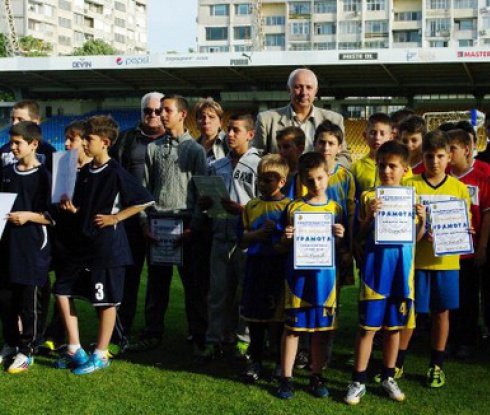 Детски футболен празник с много награди и специални гости на стадион "Лазур"
