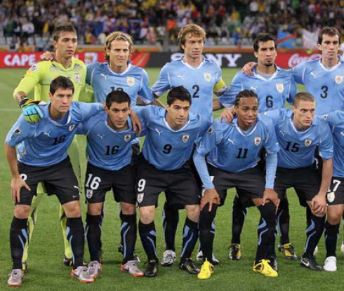 Уругвай тренира за Англия на закрито