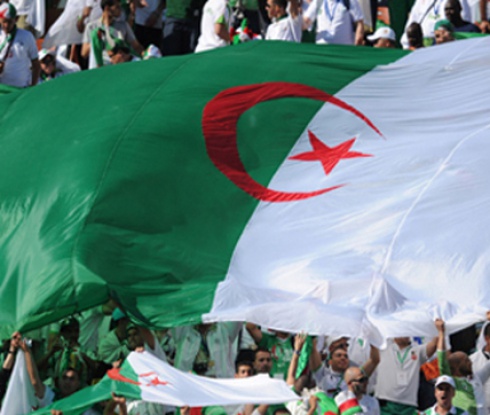 Хвърлен от трибуните предмет уби футболист в Алжир