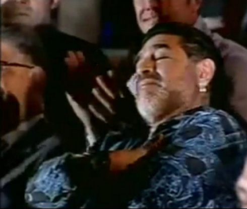 Марадона заспа на президентска реч (видео)
