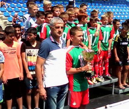 300 хлапета играха футбол на Коледен турнир