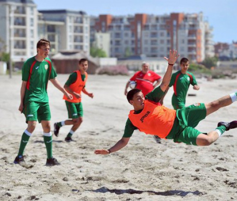 Юношите на България тренират на плажа