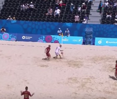 Невероятен гол на мач по плажен футбол (видео)