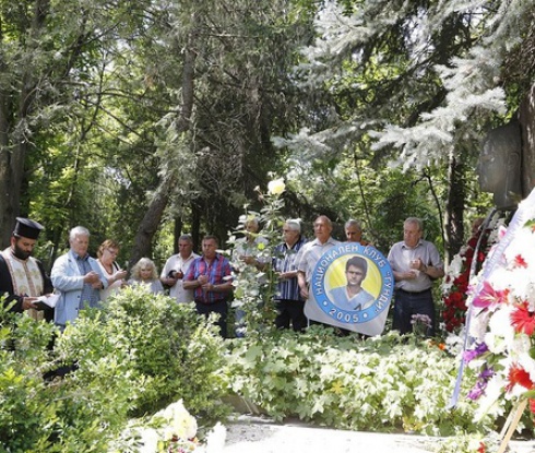 Сините поднасят цветя в памет на Гунди и Котков