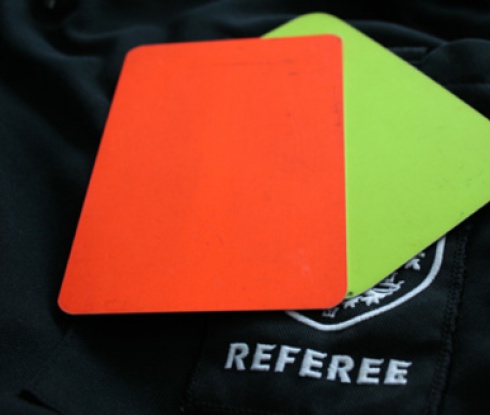 Реферите в Италия вече ще вдигат и зелен картон