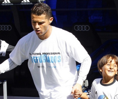 Роналдо излезе със сина на спънатия от журналистка бежанец