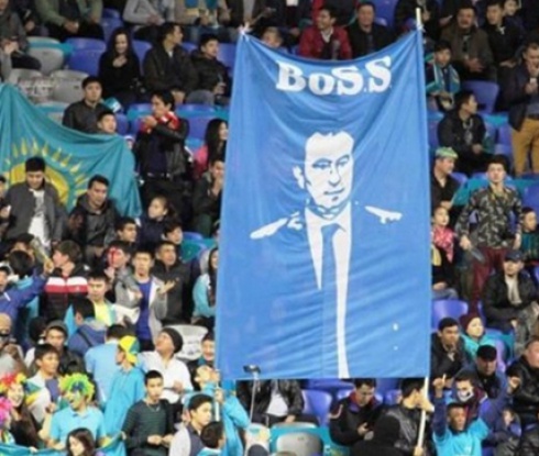 Мъри Стоилов вече е идол за феновете в Казахстан