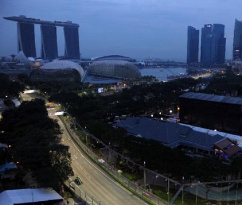 Затвор за фена, изтичал на пистата в Сингапур