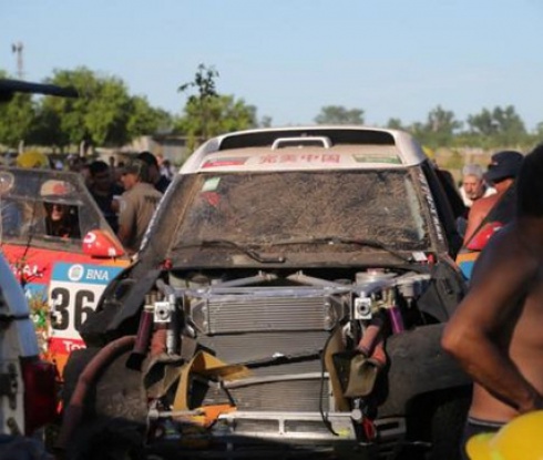 Кола от Рали Дакар се вряза в публиката