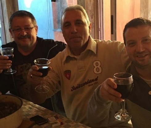 Стоичков празнува с приятели победата на Барса в дербито