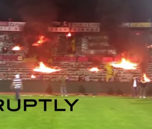 Брутално: Фенове в Турция изгориха цял стадион (видео)