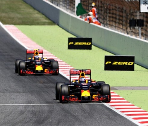 Верстапен спечели Гран При на Испания, двата Мерцедеса се удариха на старта