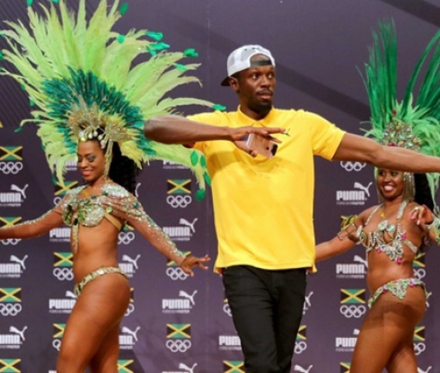 Болт танцува самба на пресконференция в Рио (видео)