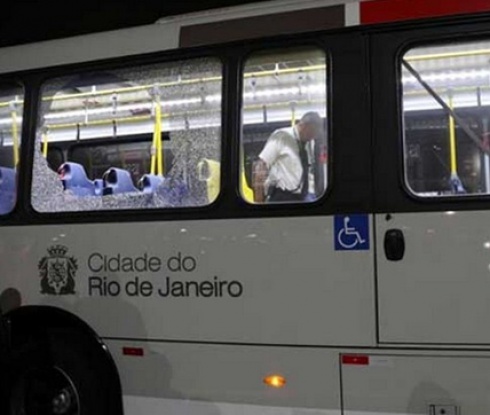 Обстрелваха автобус, пълен с журналисти, в Рио
