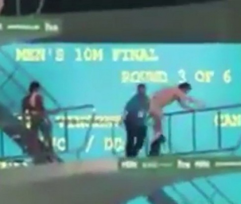 Зрител скочи от кулата в олимпийския басейн (видео)
