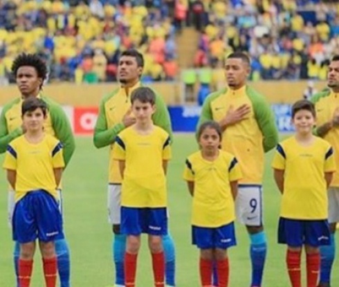 Дани Алвеш слага капитанската лента на Бразилия
