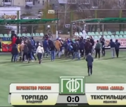Фенове спретнаха жестоко меле по време на мач в Русия (видео)