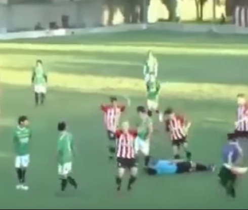 Футболист уби съдия на терена заради червен картон (видео)