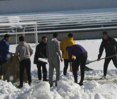 Мачът Пирин - Дунав под въпрос, търсят се фенове да изринат снега