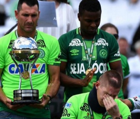 Тримата оцелели футболисти на Шапекоензе получиха трофея "Копа Судамерикана"