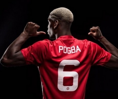 Фенове на Юнайтед замерят Погба с чиния в ресторант, причината е банална