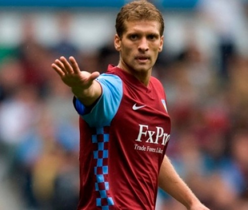 Стилиян Петров подновява кариерата си