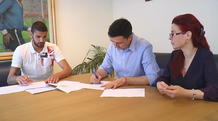 Официално: Николай Кръстев подписа нов договор с Левски