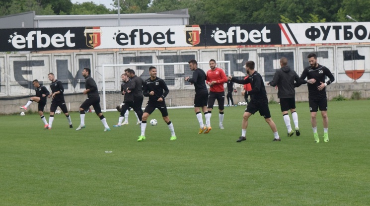 Локо Пловдив подновява тренировки утре