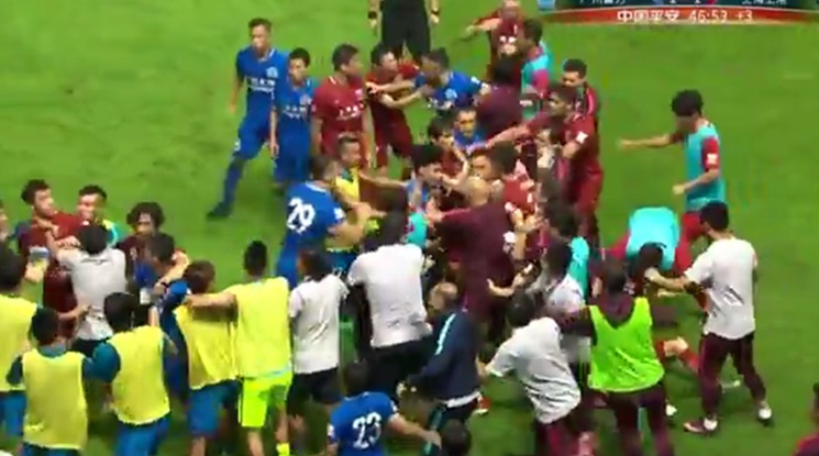 Оскар предизвика масов бой по време на мач в Китай (видео)