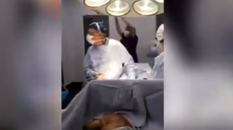 Хирурзи гледат дузпи по време на операция (видео)