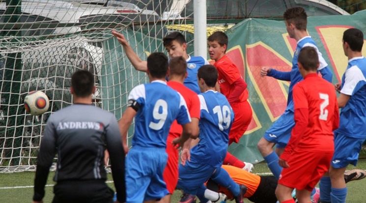 Четири български клуба получават по 100 хиляди долара от Китай