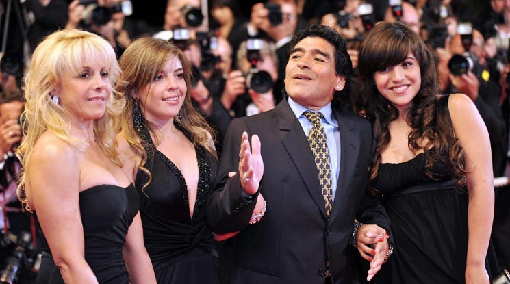 Марадона иска арест за една от дъщерите му