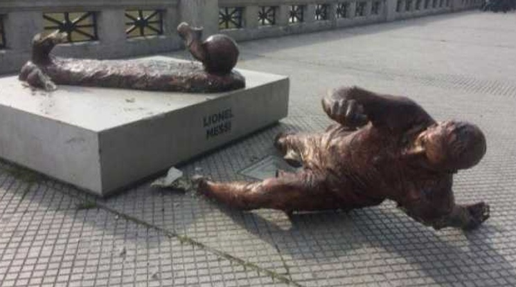 Пак счупиха статуята на Меси в Буенос Айрес