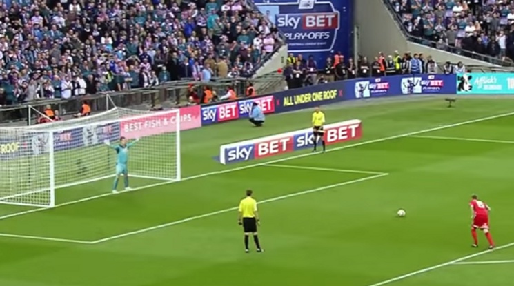 Вратар спаси дузпа със задно салто (видео)