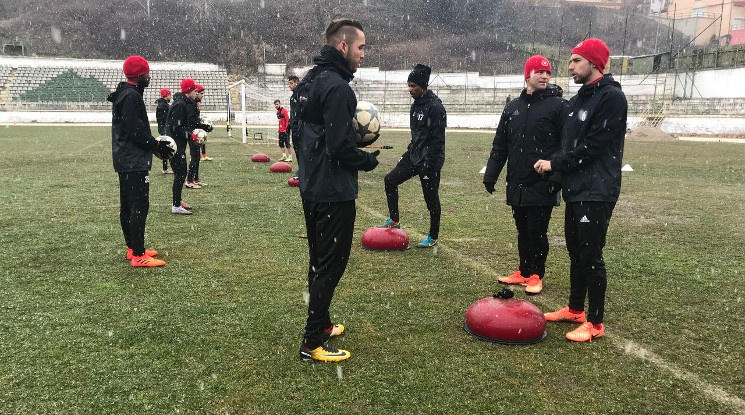 ЦСКА тренира под снега в Сандански