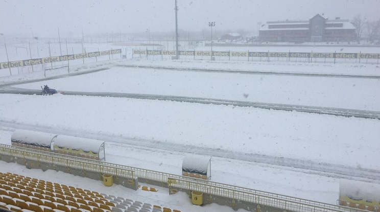 Отложиха Ботев Пловдив - Лудогорец заради снега