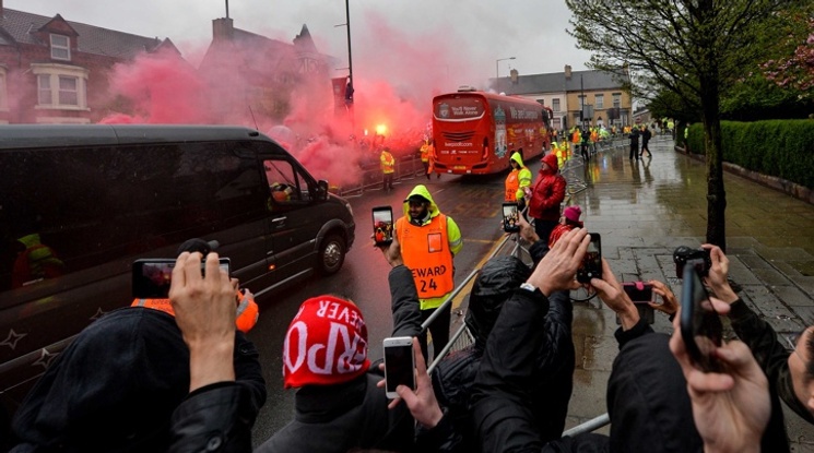 Фенове на Рома пребиха почти до смърт 53-годишен запалянко на Ливърпул