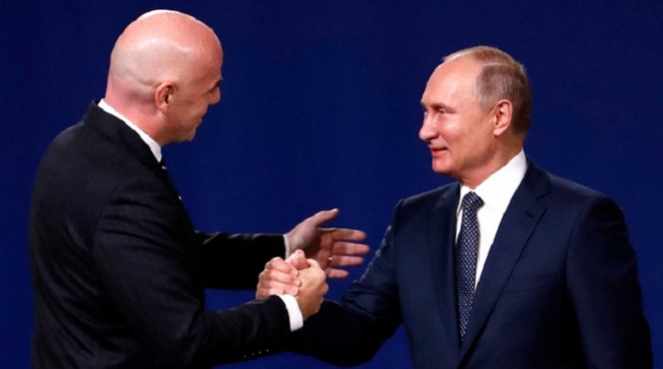 Инфантино връчи на Путин флага на ФИФА