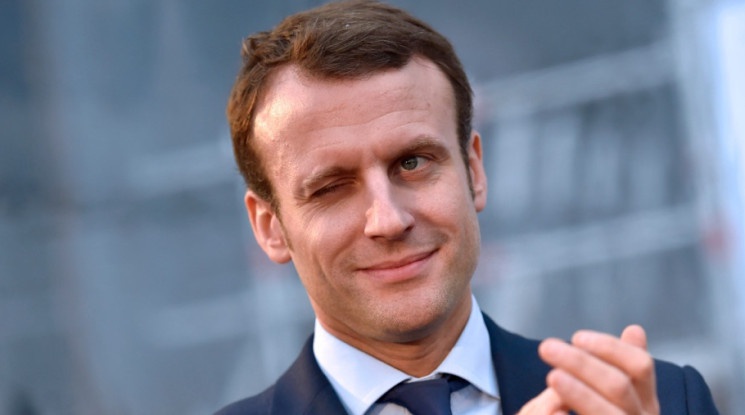 Президентът на Франция лети за Русия с мощна агитка