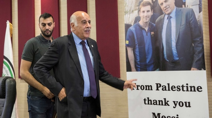ФИФА наказа ръководителя на палестинския футбол за призивите му да се горят фланелки на Меси