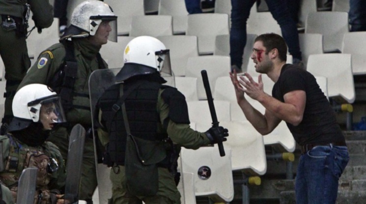 Насилието в Атина прати фенове и полицаи в болница